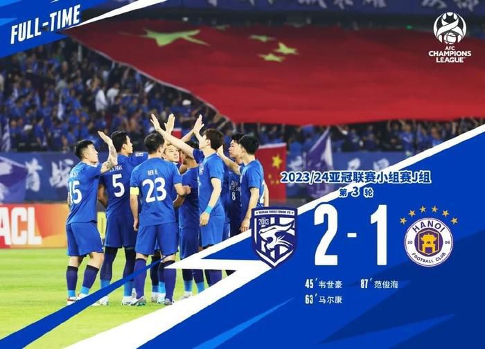 逃过摄魂怪的追杀，经由过程魔法部的审查，哈利（丹尼尔·雷德克里夫）终究回到斑斓的霍格沃兹。但是这个学期其实不轻松，他不但要完成魔法品级测验，还要应对夜晚的恶梦和黑魔法防御课教员乌姆里奇的打压。在老友的撑持下，哈利奥秘组建了邓晦气多军团，与年夜家一路操练黑魔法防御术。恶梦中，哈利老是以伏地魔的视角呈现，仿佛他们之间有着某种神秘的联系。在邓晦气多（迈克尔·刚本）的唆使下，哈利向斯内普传授（阿伦·瑞克曼）进修封锁术，却鲜有成效。终究在一次恶梦的诱使下，哈利偏执的赶往魔法部救援小天狼星，却不想堕入伏地魔的骗局，激发凤凰社与食死徒之间的正面冲突。在混战中，小天狼星（加里·奥德曼）不幸遇难。事实哈利与伏地魔（拉尔夫·费因斯）之间有着如何的联系？在悲哀中，邓晦气多为哈利揭开答案，哈利还有更长、更艰巨的路要走……
